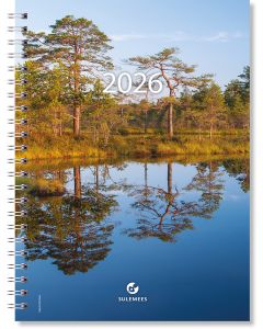 Spiraalköites Boss A5 kalender, kaanel raba ja veepeegli loodusfoto männipuudega, aastaarv 2026 ja Sulemees logo.